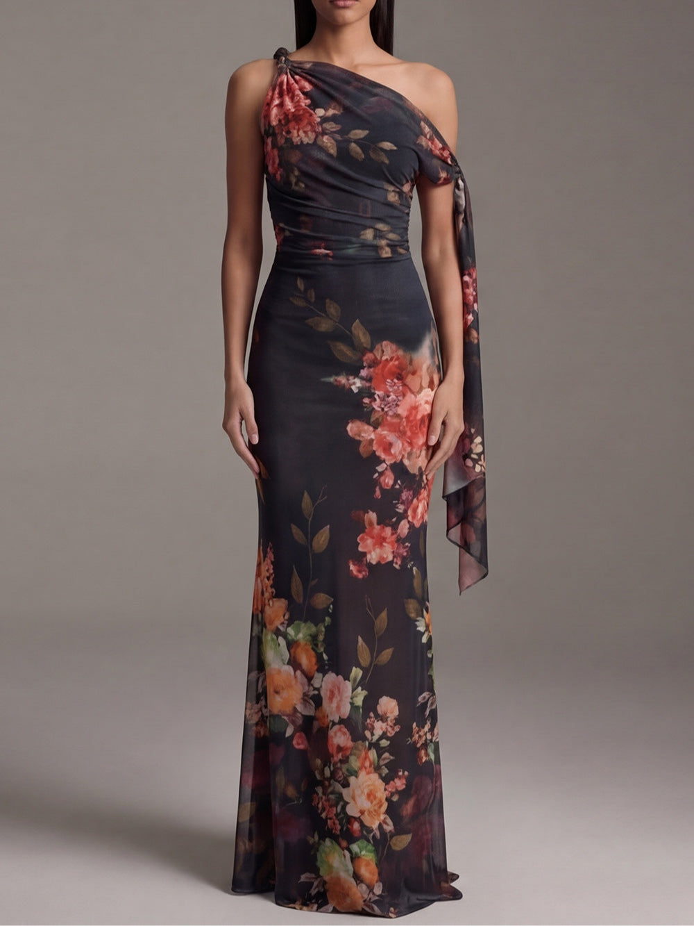 Irene | Vestido Maxi Negro de Gasa Plisada con Estampado y Un Solo Hombro
