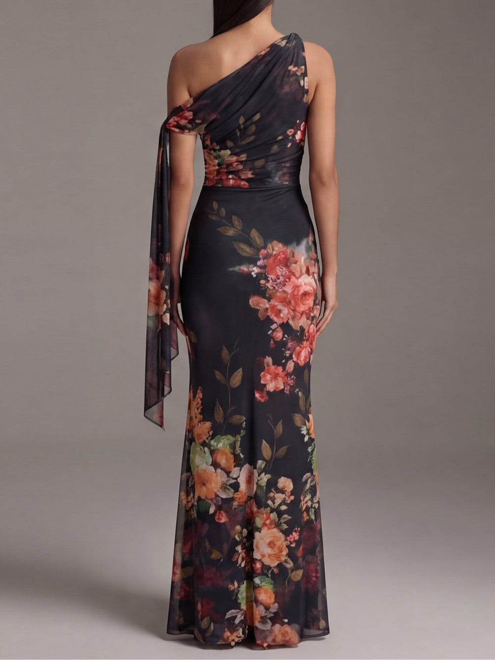 Irene | Vestido Maxi Negro de Gasa Plisada con Estampado y Un Solo Hombro