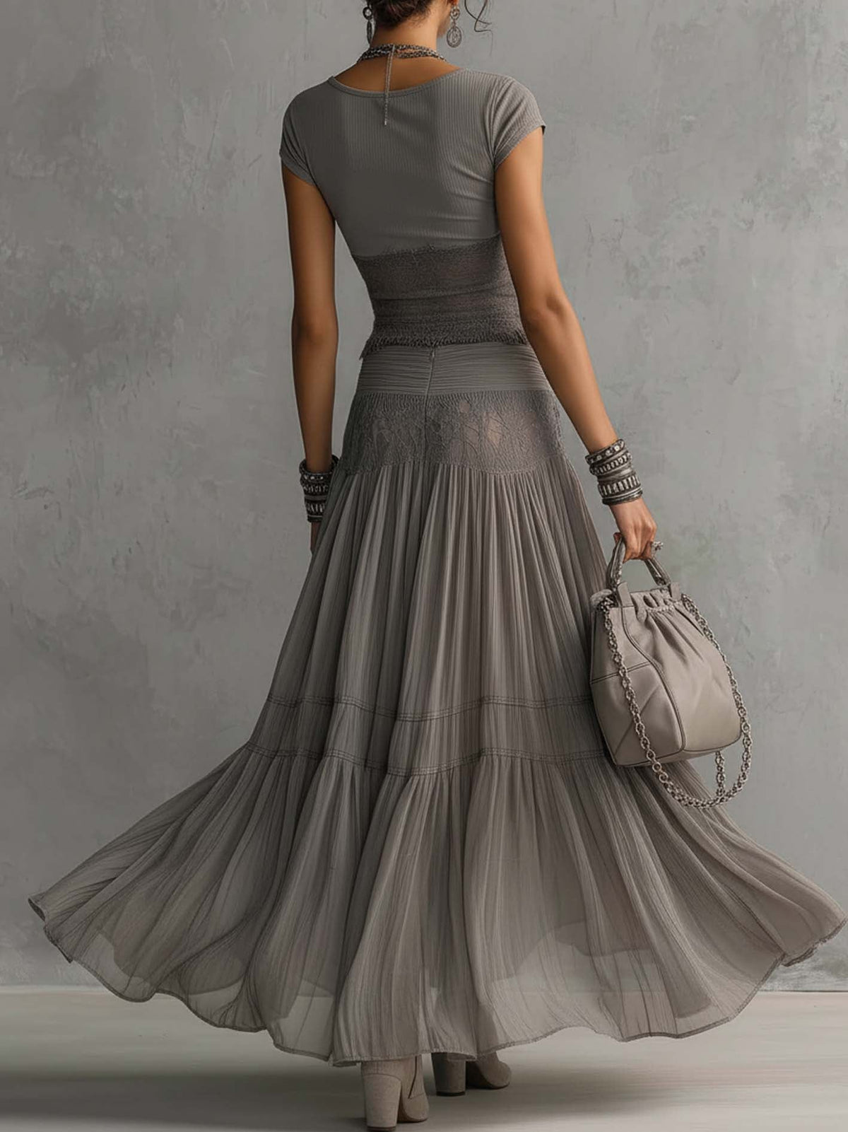 Marina | Conjunto de Top con Paneles de Encaje y Falda Maxi Plisada Gris