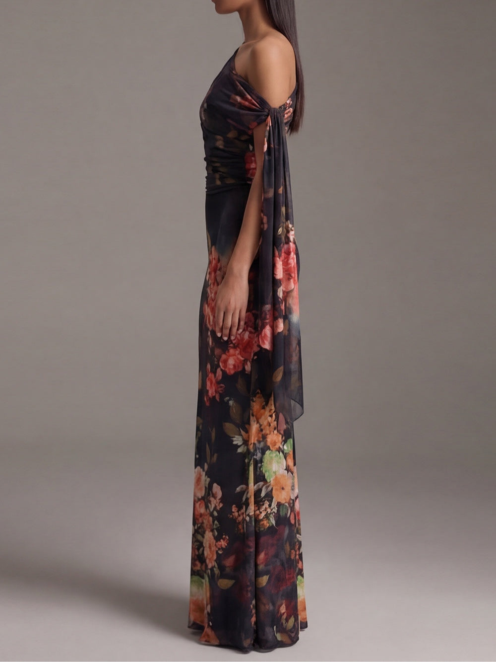 Irene | Vestido Maxi Negro de Gasa Plisada con Estampado y Un Solo Hombro