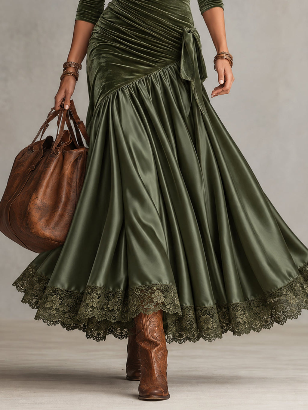 Nerea | Vestido largo de terciopelo y satén verde oliva con bajo de encaje