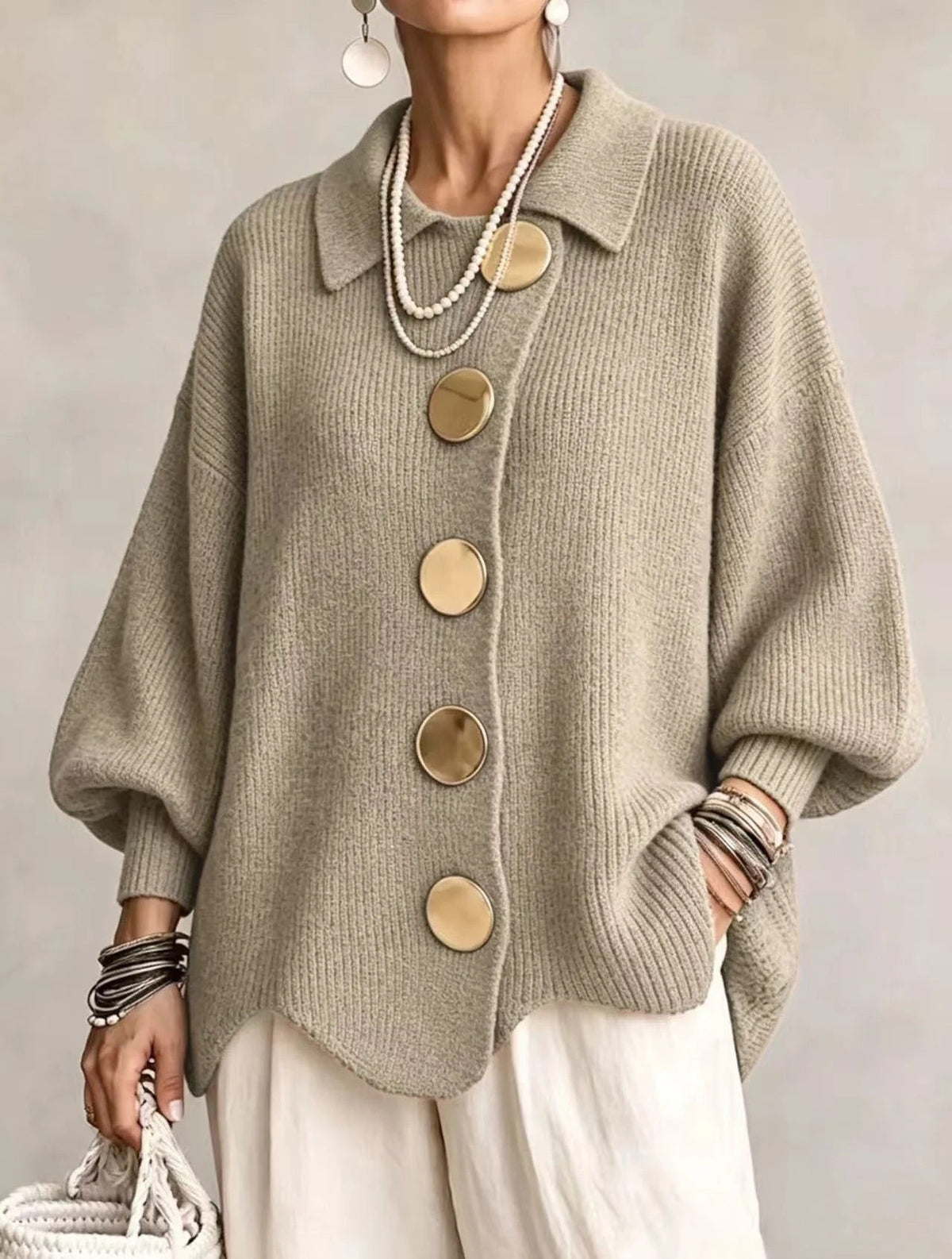 Sandra | Rebeca oversize con cuello y botones dorados
