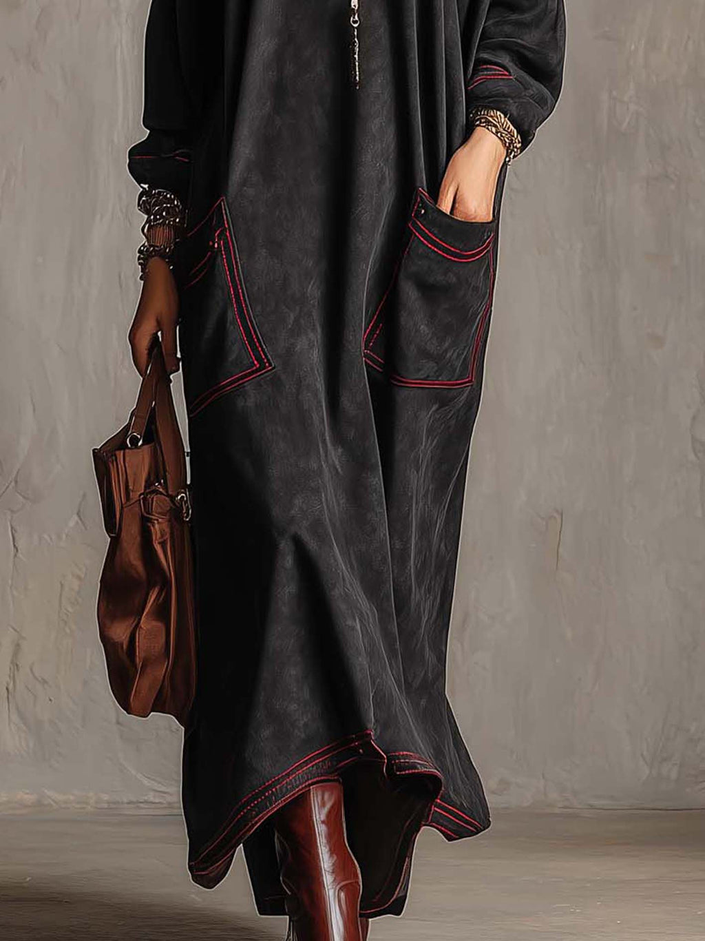 Estela | Vestido largo de ante sintético negro con pespuntes rojos y bolsillos