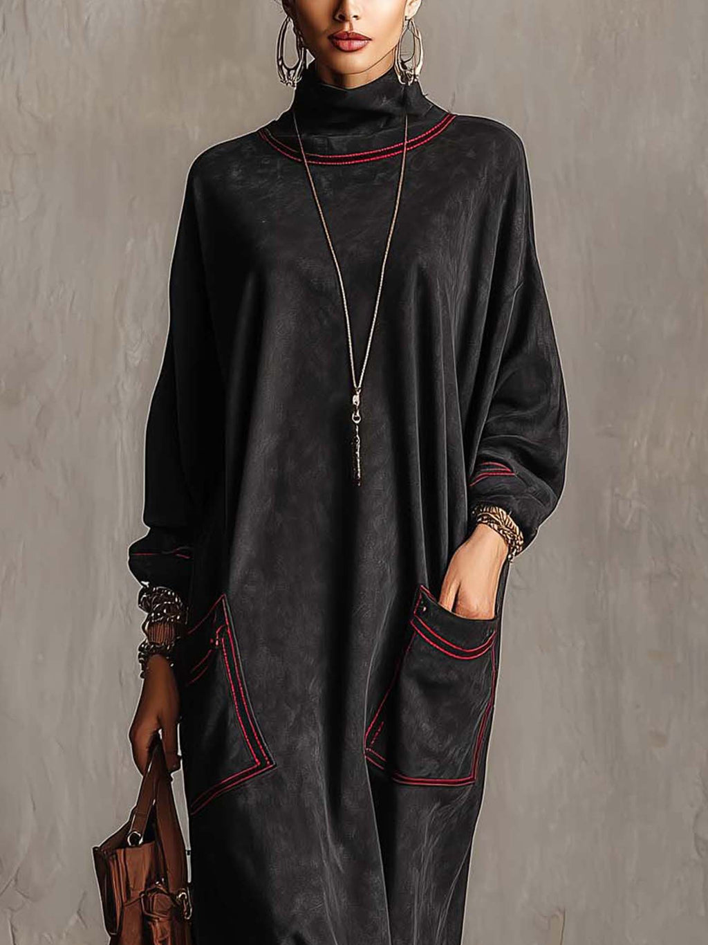 Estela | Vestido largo de ante sintético negro con pespuntes rojos y bolsillos