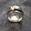 Isabel | Anillo plateado con corazón dorado