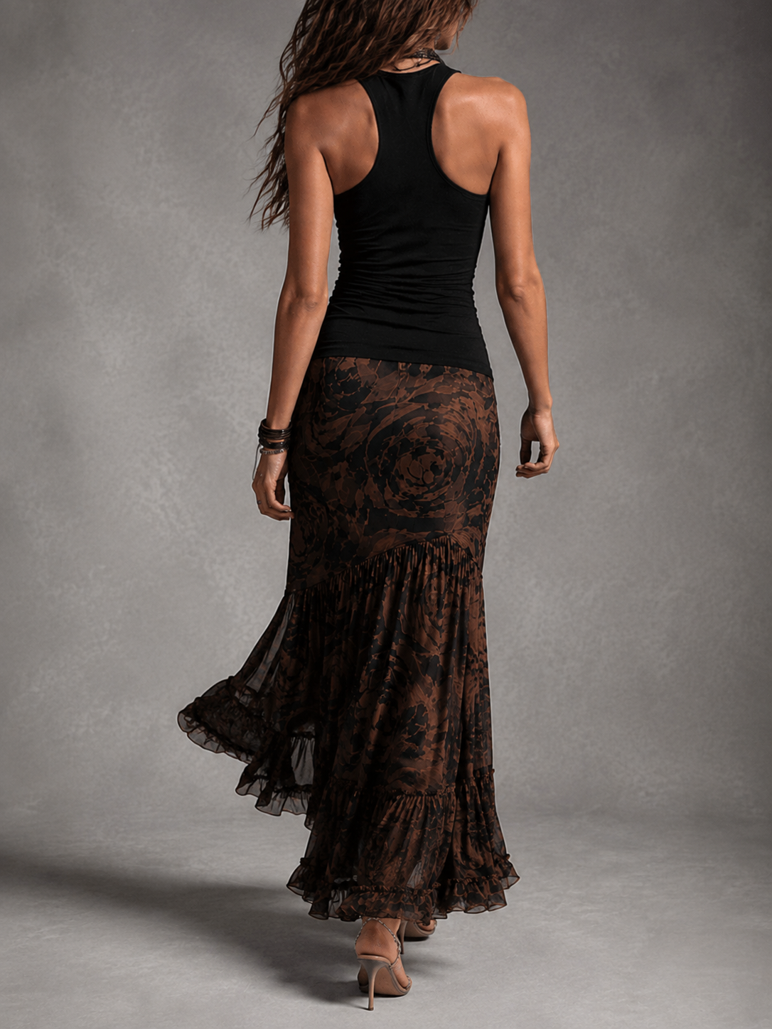 Rosalía | Conjunto de top halter negro y falda maxi de malla rosa