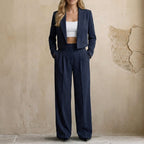 Regina | Conjunto de Raya Diplomática con Blazer Corta y Pantalón Ancho