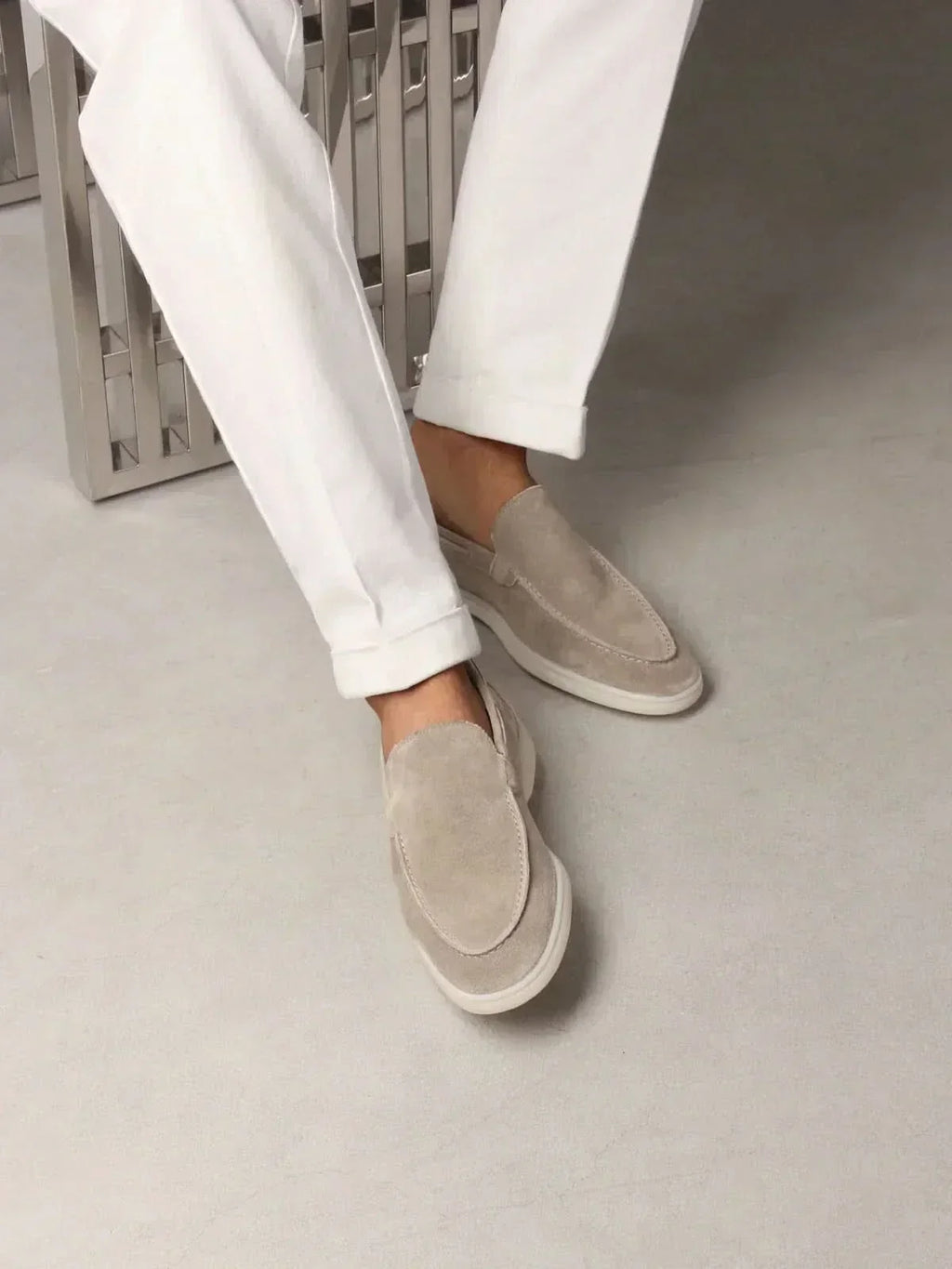 Clásico | Mocasín de Ante — Gris Claro