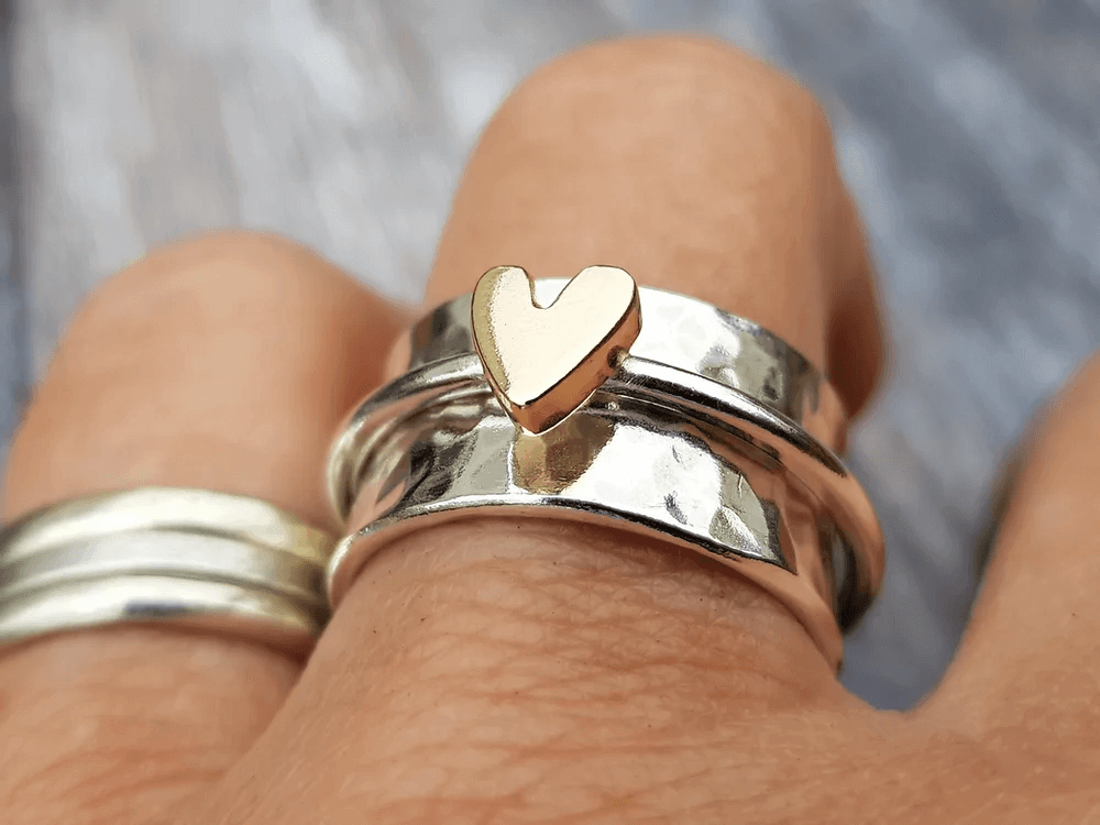 Isabel | Anillo plateado con corazón dorado