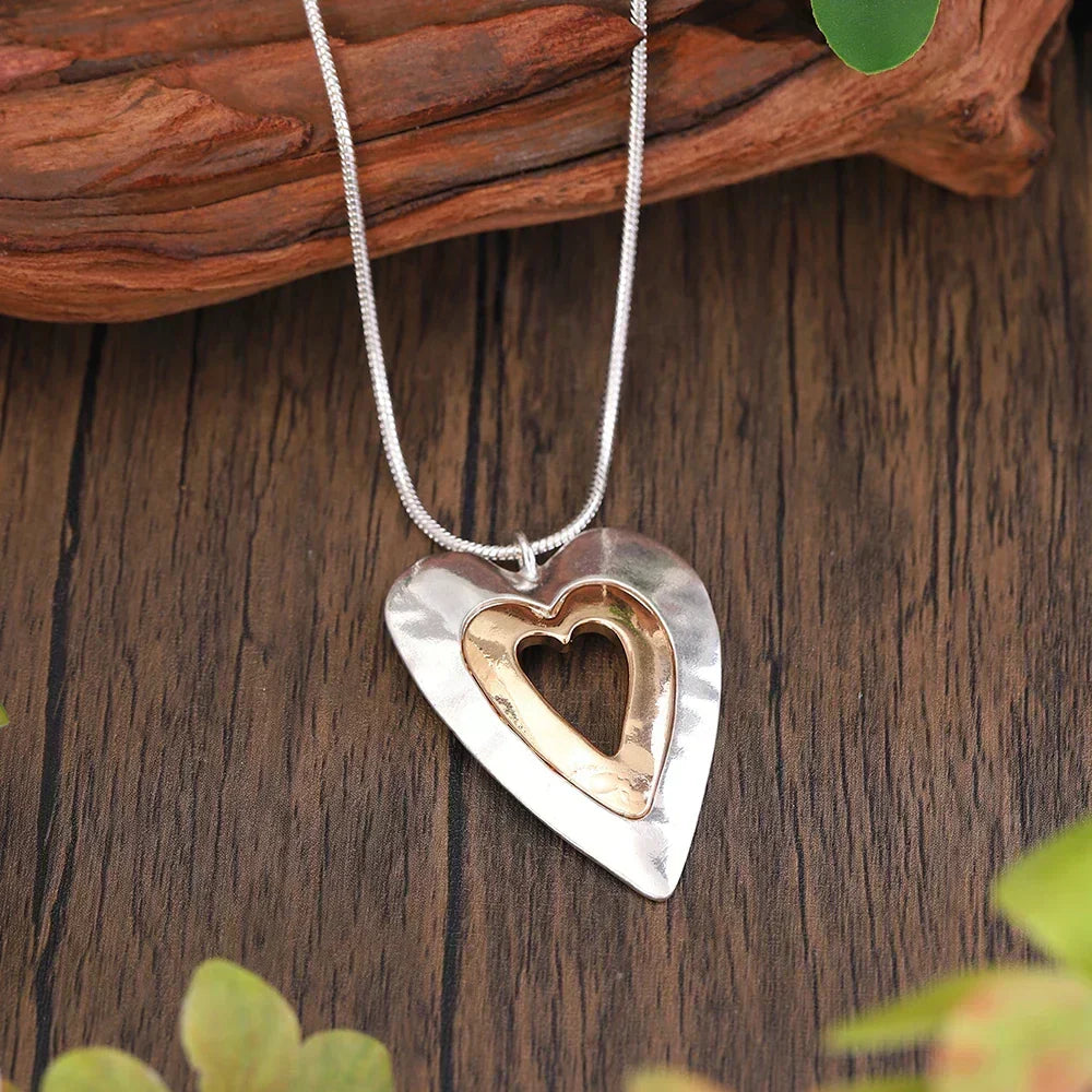 Olga | Collar vintage de corazón plateado y dorado