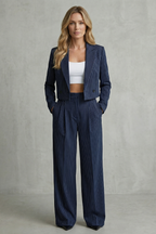 Regina | Conjunto de Raya Diplomática con Blazer Corta y Pantalón Ancho