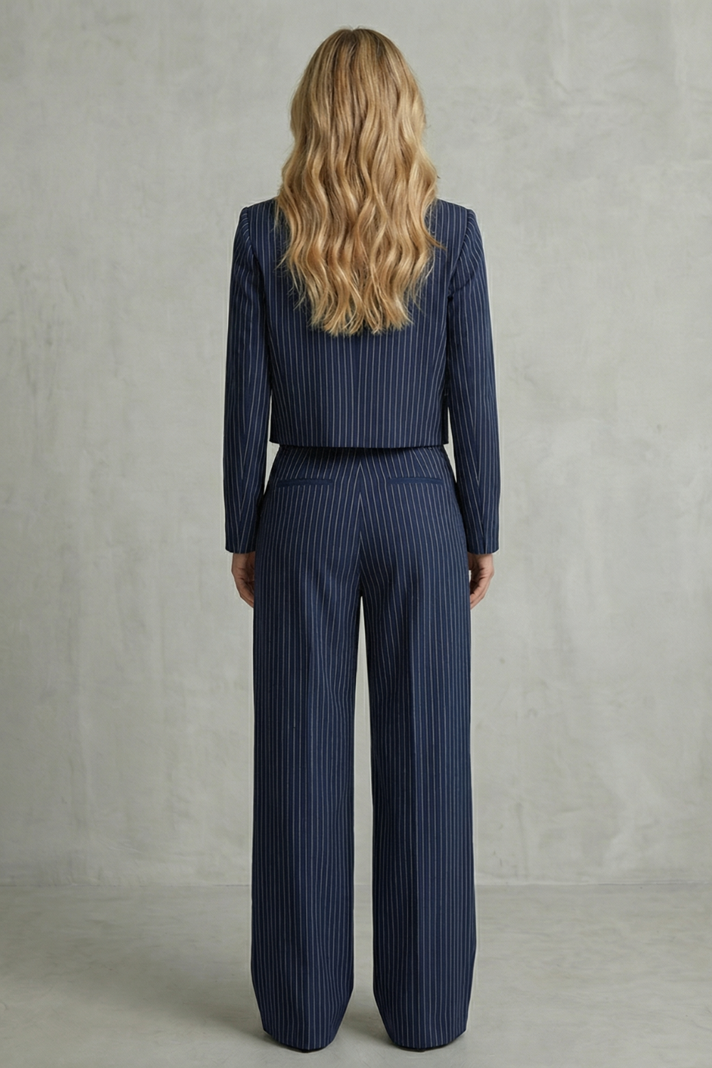 Regina | Conjunto de Raya Diplomática con Blazer Corta y Pantalón Ancho