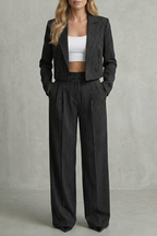 Regina | Conjunto de Raya Diplomática con Blazer Corta y Pantalón Ancho