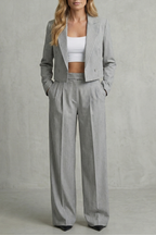 Regina | Conjunto de Raya Diplomática con Blazer Corta y Pantalón Ancho