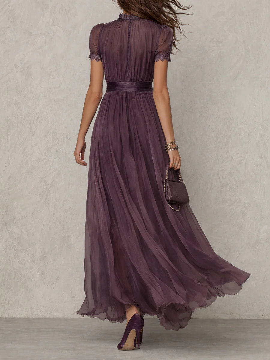 April | Vestido Maxi Morado con Escote Ojo de Cerradura y Ribete de Encaje