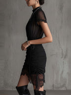 Alma | Vestido Mini Negro de Gasa con Cintura Plisada y Ribete de Encaje