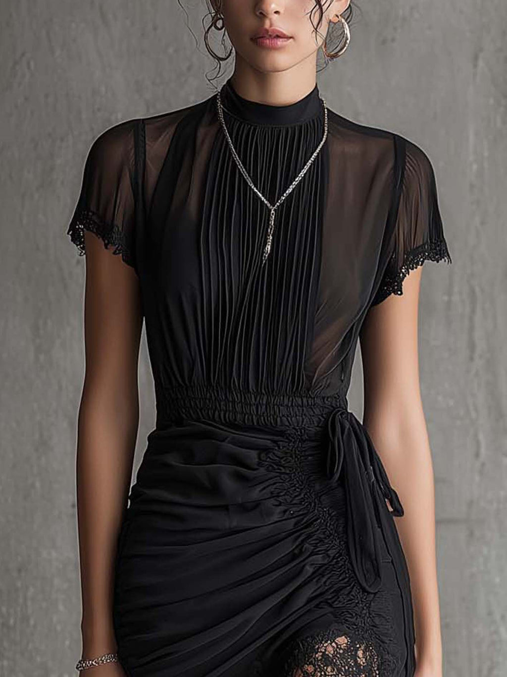 Alma | Vestido Mini Negro de Gasa con Cintura Plisada y Ribete de Encaje