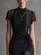 Alma | Vestido Mini Negro de Gasa con Cintura Plisada y Ribete de Encaje