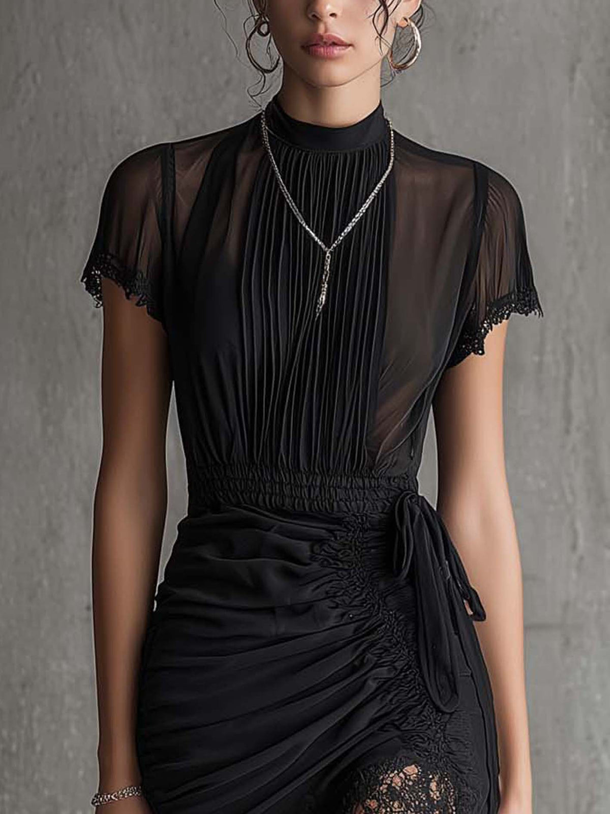 Alma | Vestido Mini Negro de Gasa con Cintura Plisada y Ribete de Encaje