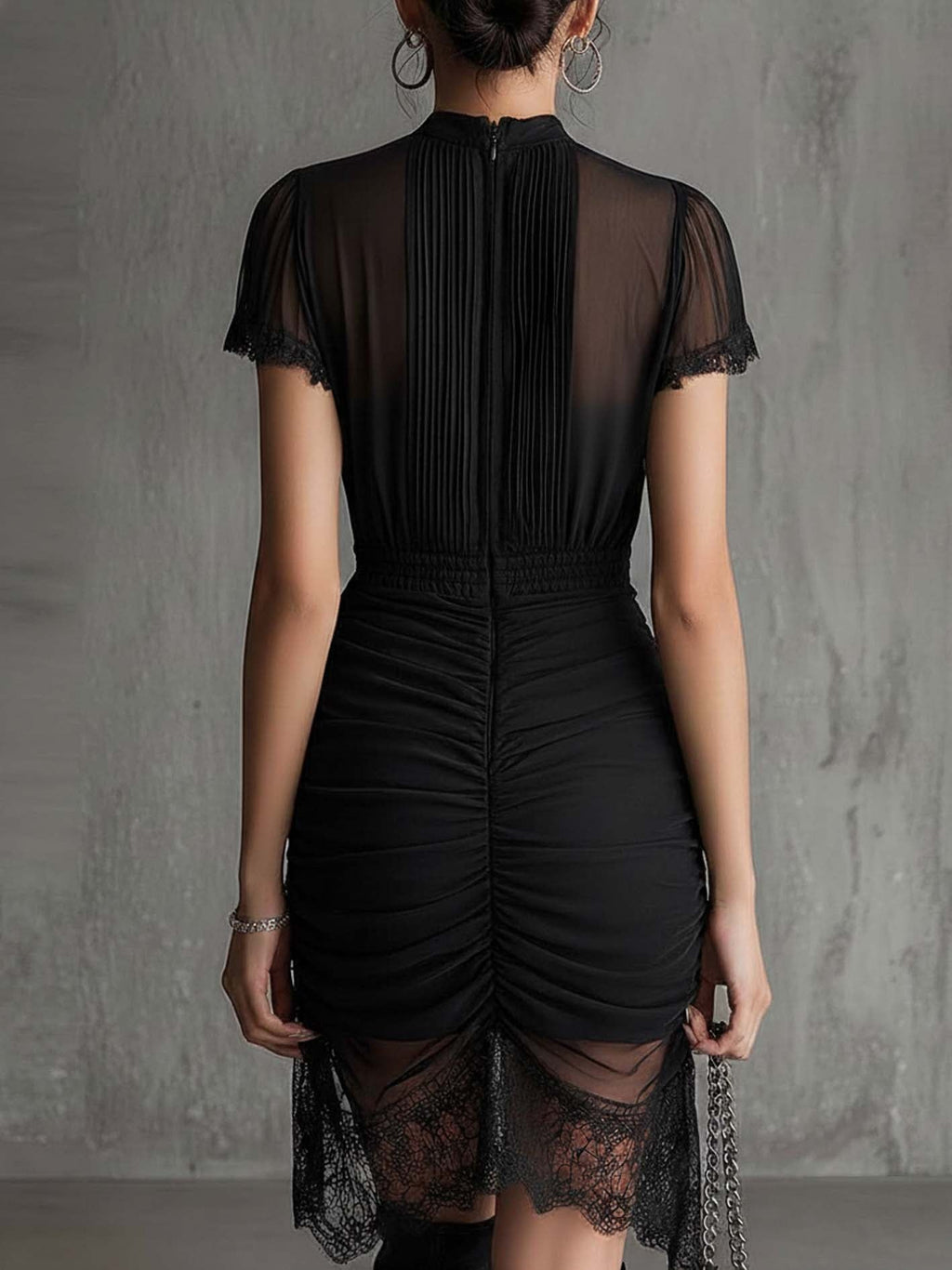 Alma | Vestido Mini Negro de Gasa con Cintura Plisada y Ribete de Encaje