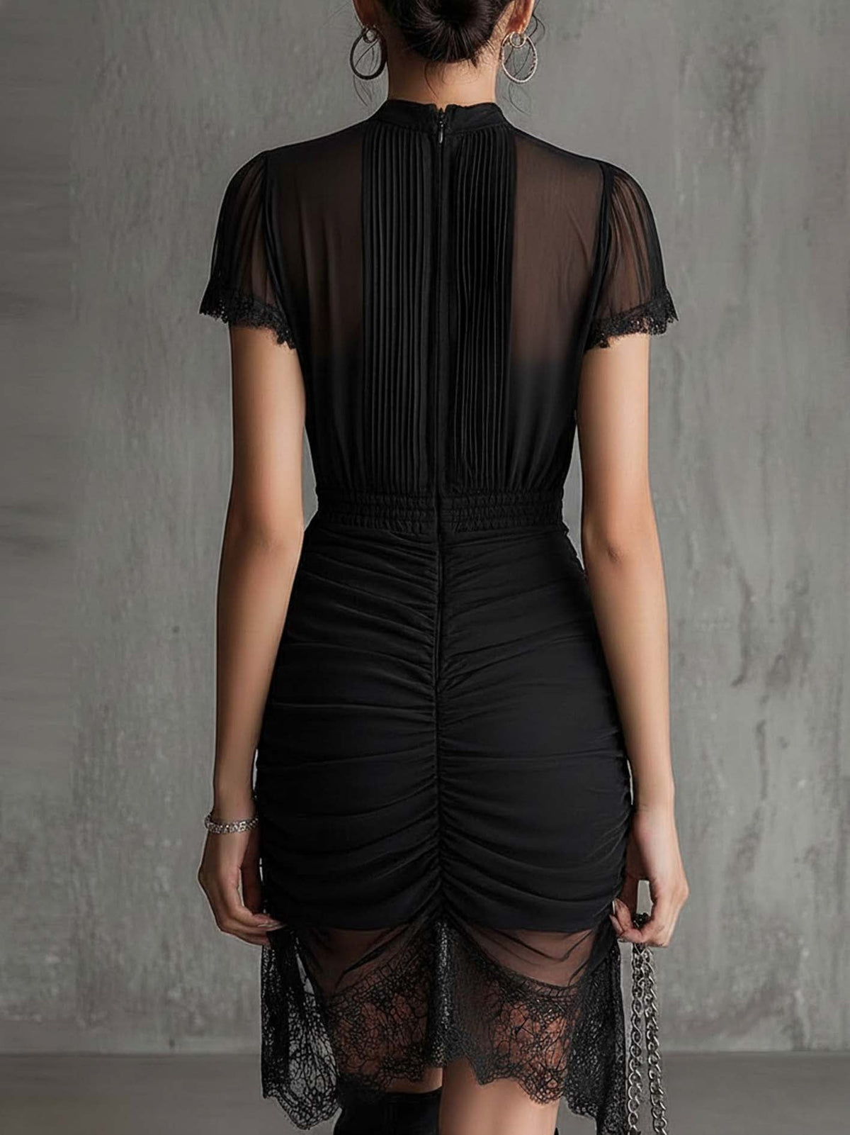 Alma | Vestido Mini Negro de Gasa con Cintura Plisada y Ribete de Encaje