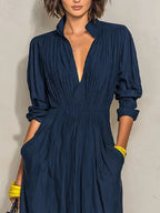 Alma | Vestido largo plisado azul marino con escote en V