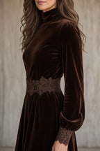 Amaya | Vestido largo de terciopelo con detalles de encaje