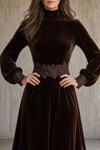 Amaya | Vestido largo de terciopelo con detalles de encaje
