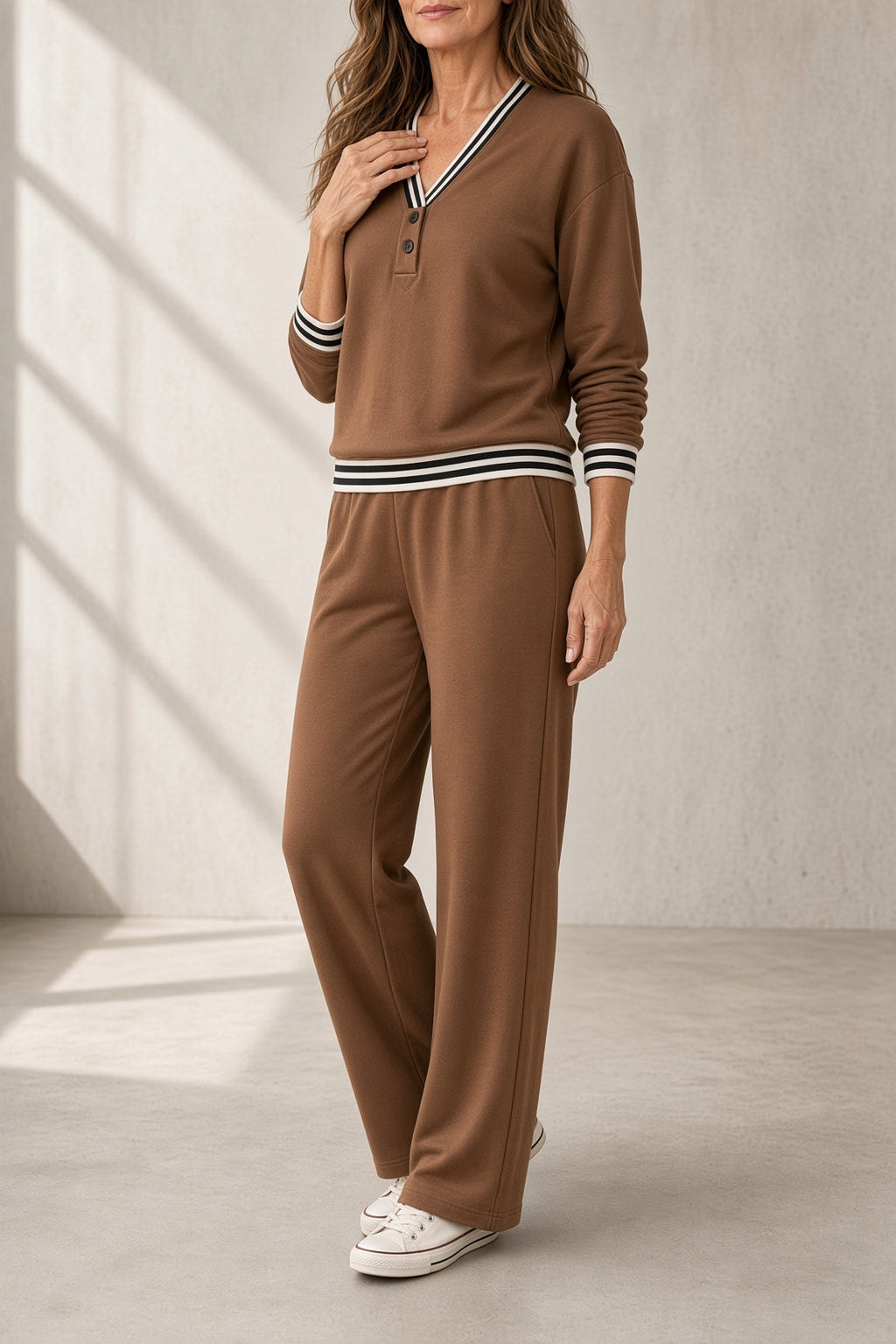 Coral | Conjunto de top con escote en V y pantalón ancho con ribete de rayas
