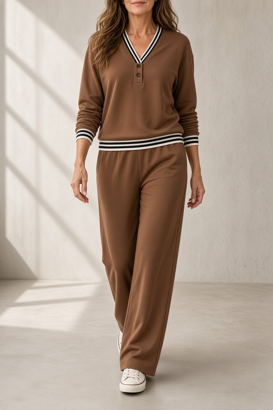Coral | Conjunto de top con escote en V y pantalón ancho con ribete de rayas