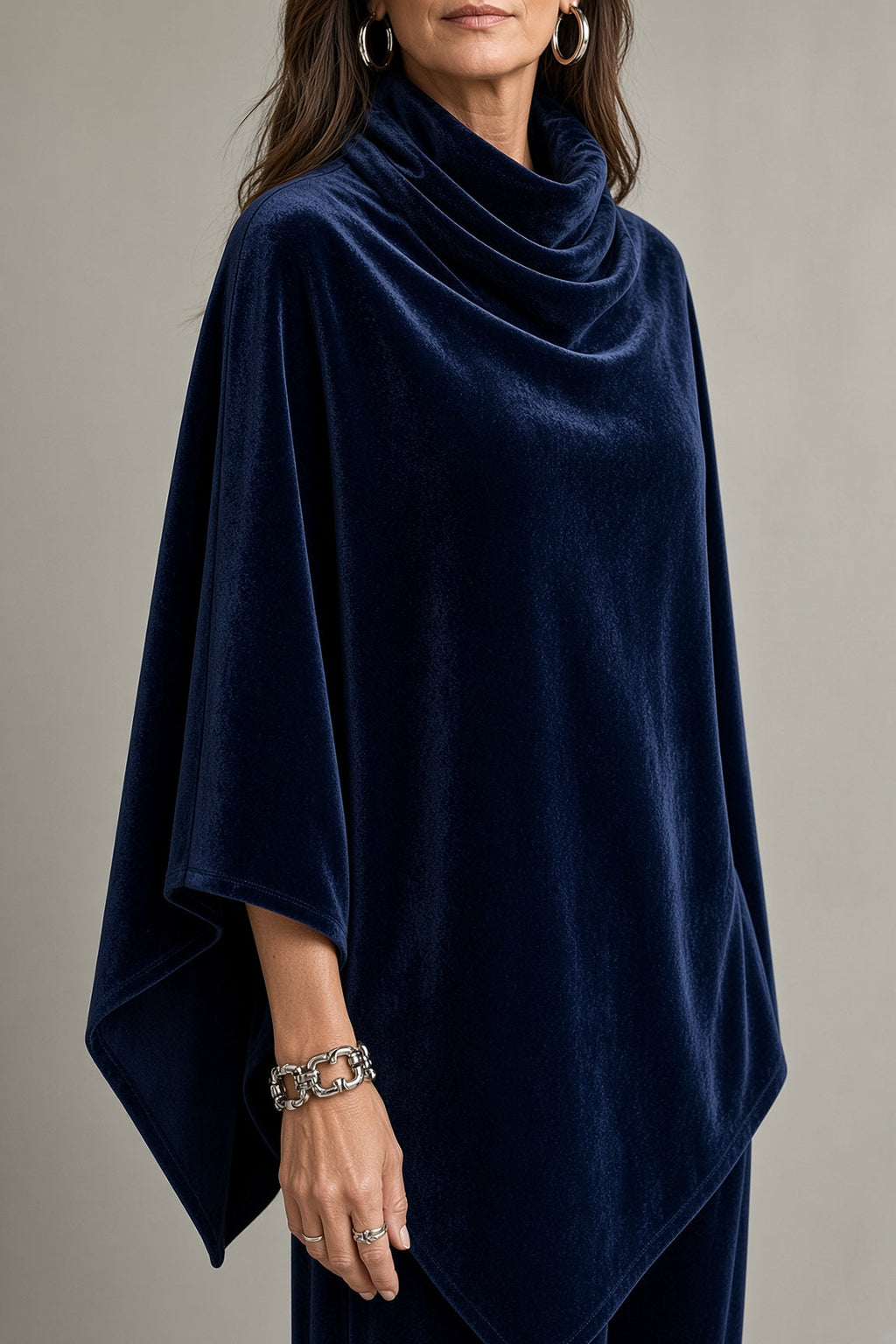 Gala | Conjunto de terciopelo con top poncho de cuello drapeado y pantalón ancho