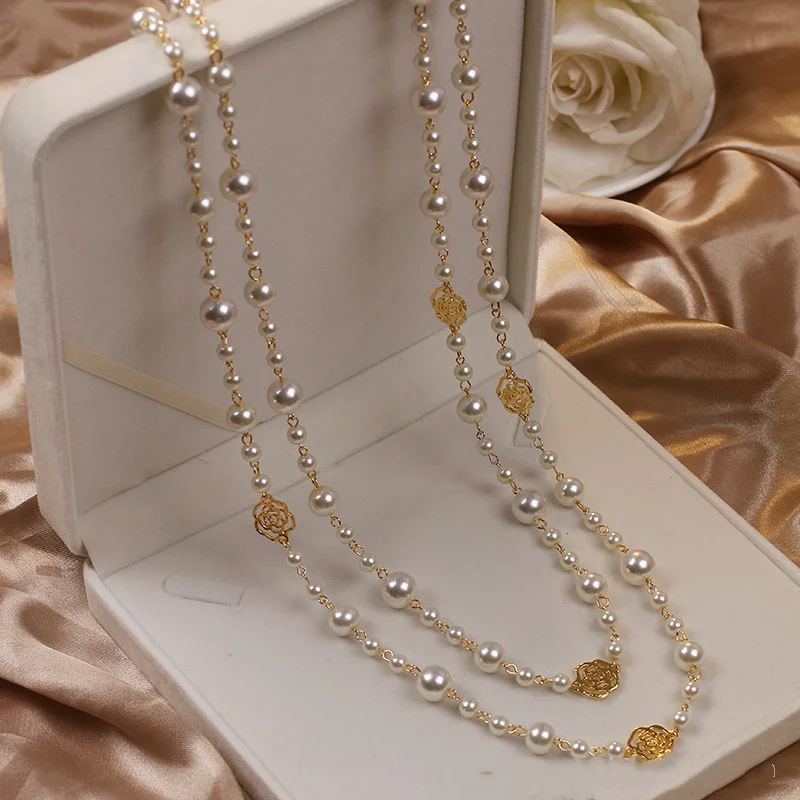 Mercedes, collar dorado con perlas
