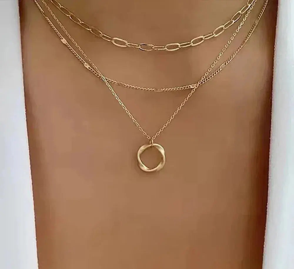 Trinidad | Collar dorado de capas con colgante